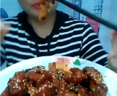 小姐姐吃鸡爪睡着了,小姐姐吃鸡爪睡着，一觉到天亮