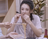 小姐姐吃龙虾螃蟹腿疼,小姐姐的美食后遗症